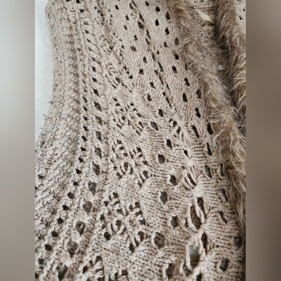 Beige crotchet vest with faux fur trim M - Picture 6 of 6
